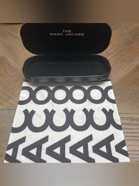 Marc Jacobs Sunglasses Case Black Hard Shell w/ Cleaning Cloth Eyeglass Case